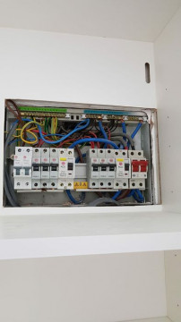 Execut instalatii sanitare si electrice